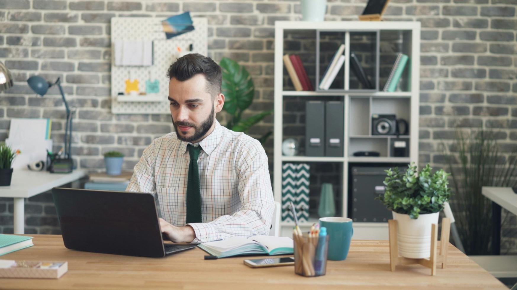 Environnement d'apprentissage technique moderne avec équipements informatiques