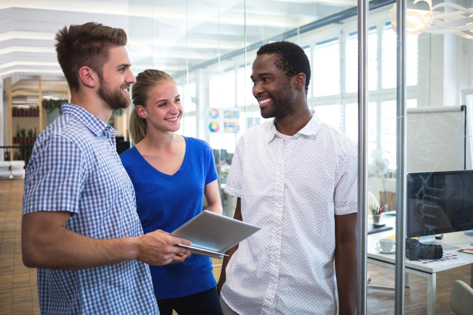 Environnement de travail technique avec équipements informatiques modernes